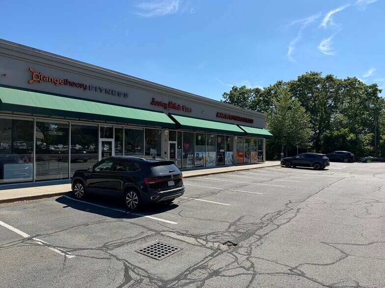More Photos Of 42-44 W Boston Post Rd, Marlborough General Retail For Lease