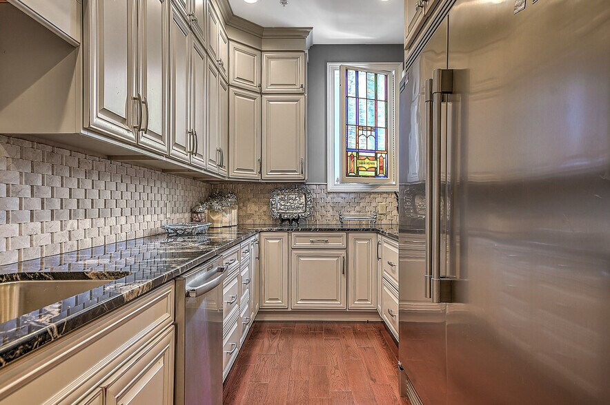 More Photos Of 220 Broad St, Kingsport Flex For Sale