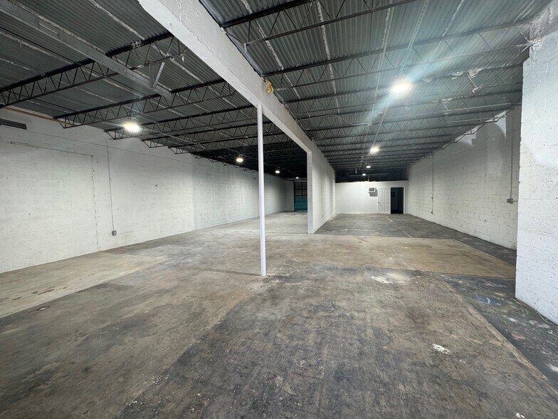 More Photos Of 519-533 NE 34th St, Oakland Park Warehouse For Lease