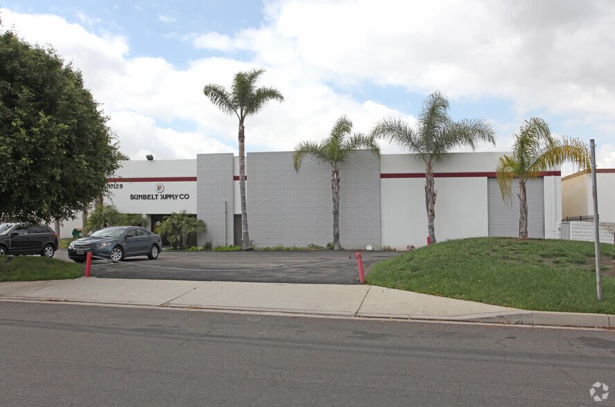 More Photos Of 17129 S Kingsview Ave, Carson Manufacturing For Lease