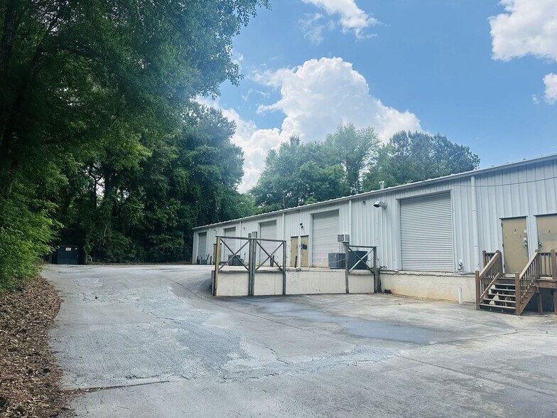 More Photos Of 205-219 Fulton Ct, Peachtree City Light Distribution For Lease