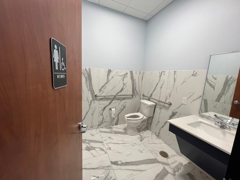 More Photos Of 18630 Intercontinental Crossing Dr, Houston Warehouse For Lease