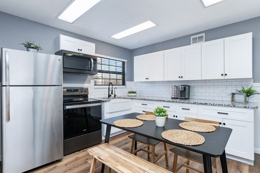 More Photos Of 2023 Lockhill Selma Rd, San Antonio Office Residential For Sale