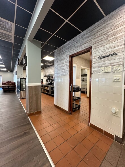 More Photos Of 102 E Park St, Taylorville Freestanding For Sale