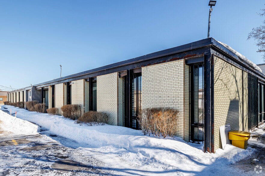 More Photos Of 5660 Rue Ferrier, Mont-Royal Distribution For Lease