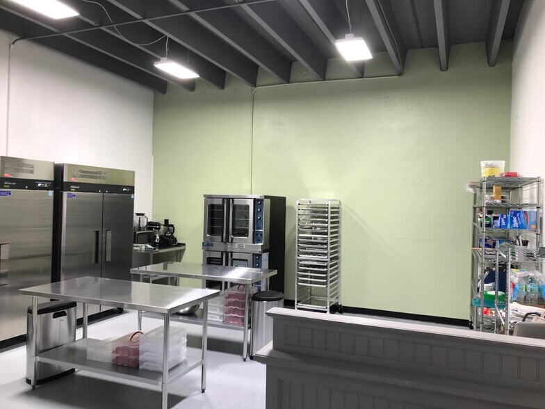 More Photos Of 1211 Okeechobee Rd, West Palm Beach Flex For Lease