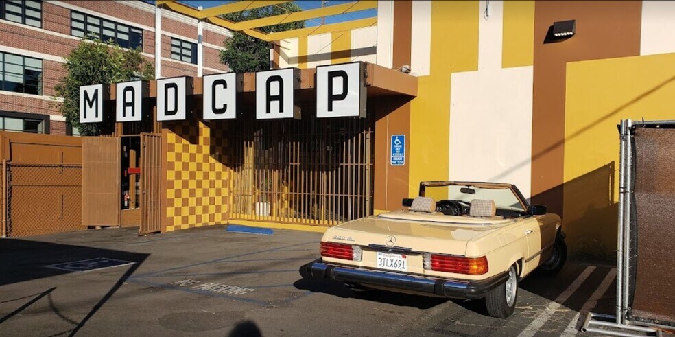 More Photos Of 940-944 E 4th St, Los Angeles Showroom For Lease