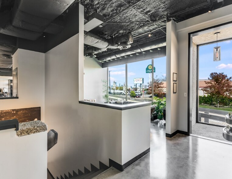 More Photos Of 2401 S Interstate 35, Austin Freestanding For Sale