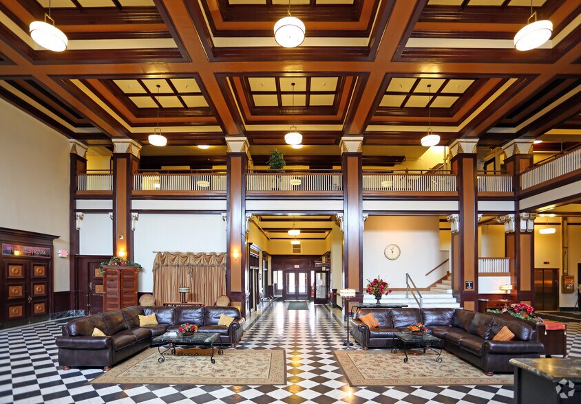 More Photos Of 209 W 5th St, Waterloo Apartments For Lease