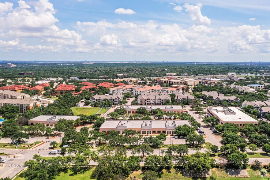 More Photos Of 300 E Sonterra Blvd, San Antonio Unknown For Lease