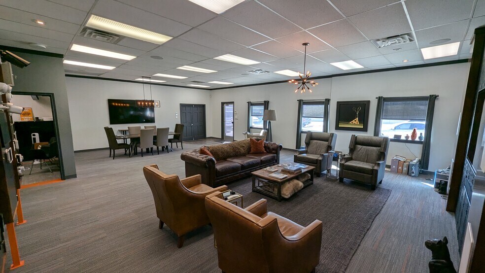 More Photos Of 1942 N Interstate 35E, Carrollton Warehouse For Lease