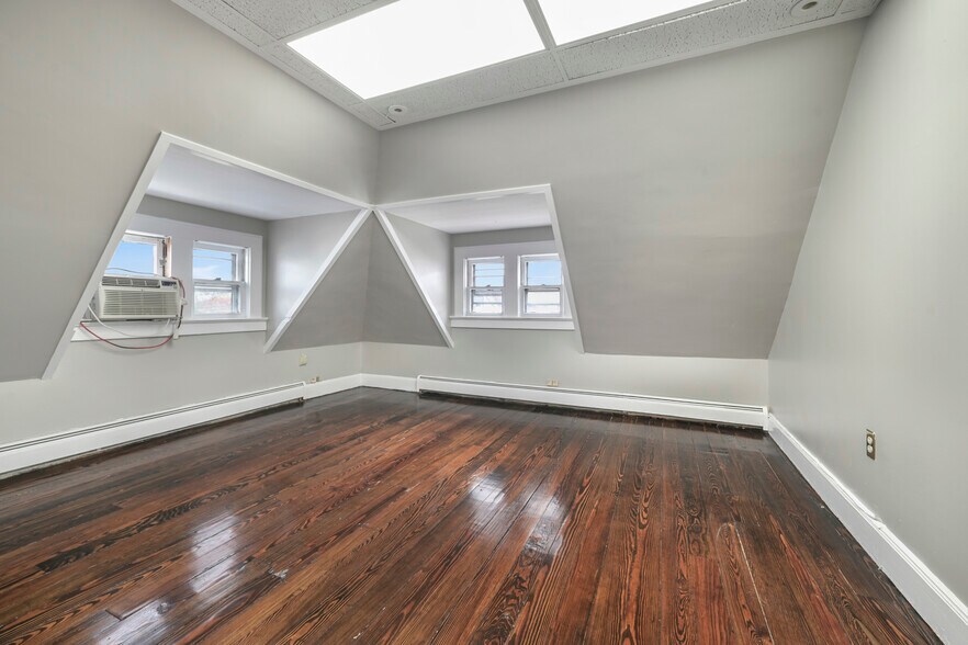 More Photos Of 295 Montgomery St, Bloomfield Office For Lease