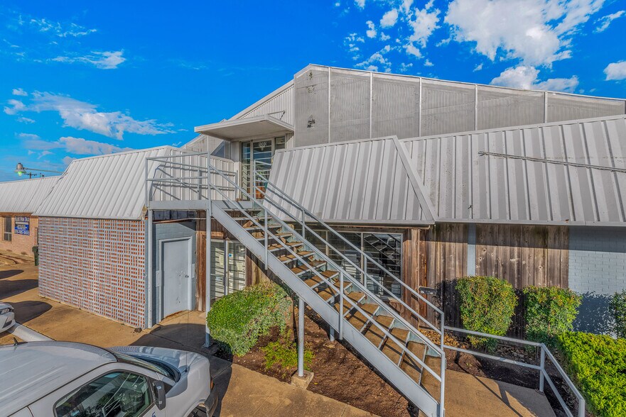 More Photos Of 1300 S Texas Ave, Bryan Freestanding For Sale