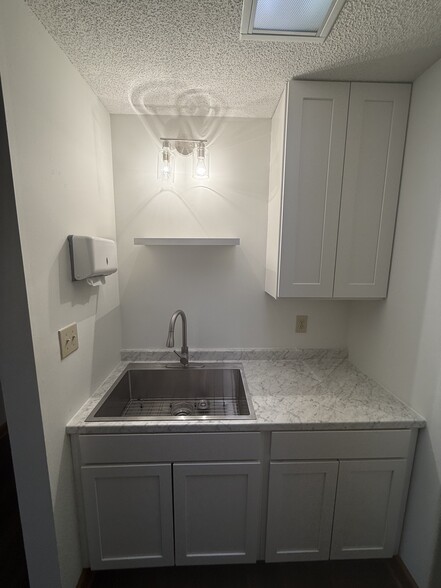 More Photos Of 7316 Wallace Rd, Charlotte Office Residential For Lease