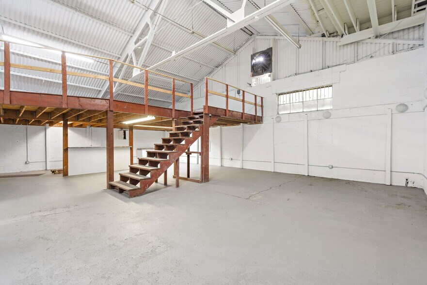 More Photos Of 109-111 35th St, Union City Warehouse For Lease