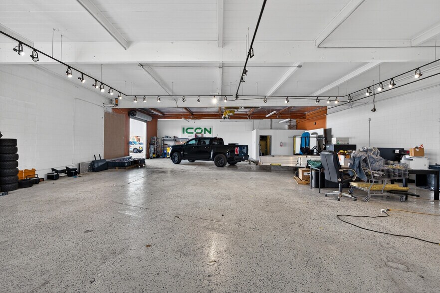 More Photos Of 8116-8144 Deering Ave, Canoga Park Warehouse For Lease