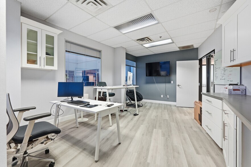 More Photos Of 3401 E Harbour Dr, Phoenix Light Manufacturing For Lease