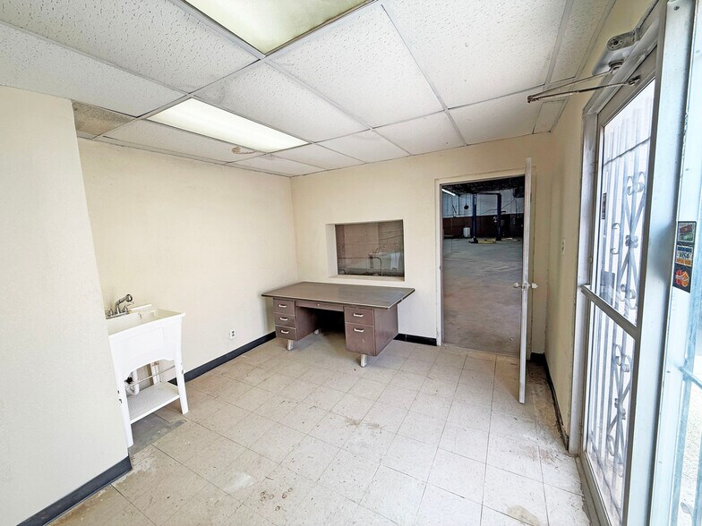More Photos Of 1118 N Texas Ave, Odessa Auto Repair For Lease