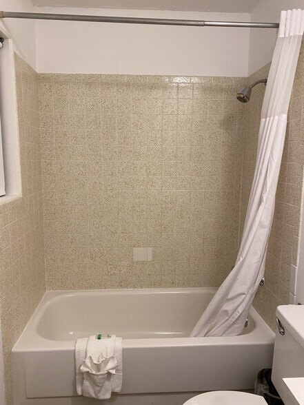 More Photos Of 2044 E Van Buren, Eureka Springs Hotel For Sale