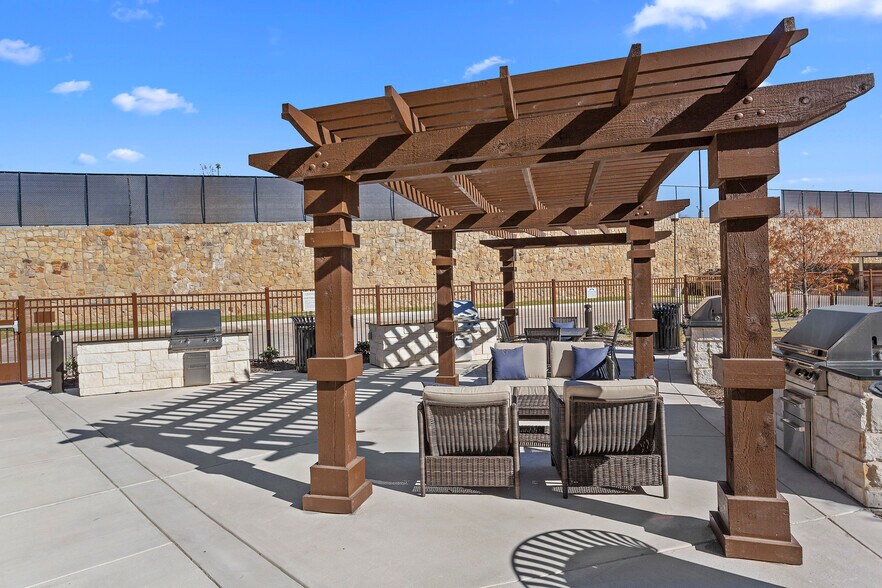 More Photos Of 900 Cinema Dr, Hudson Oaks Apartments For Lease