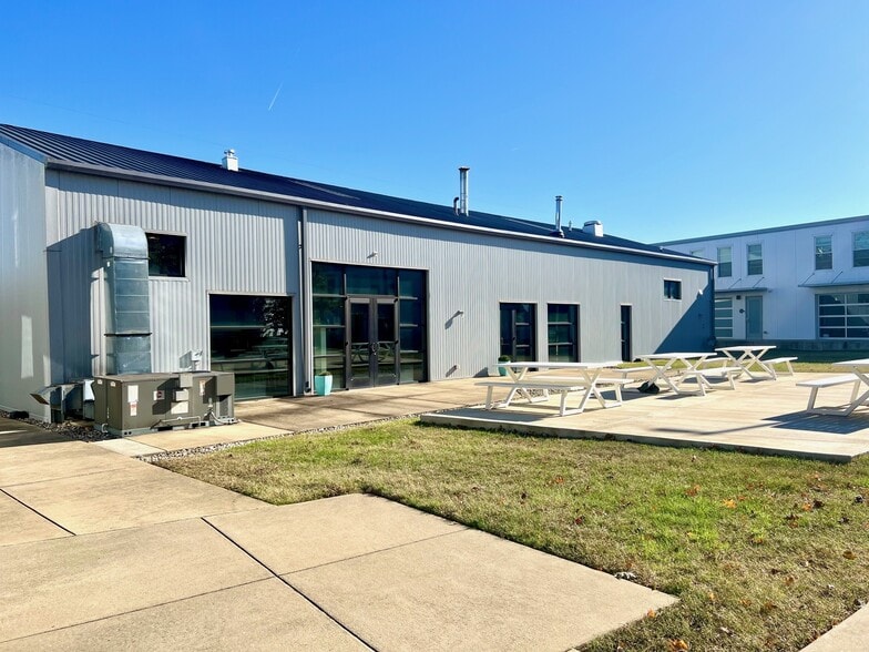 More Photos Of 372 Herron Dr, Nashville Showroom For Sale