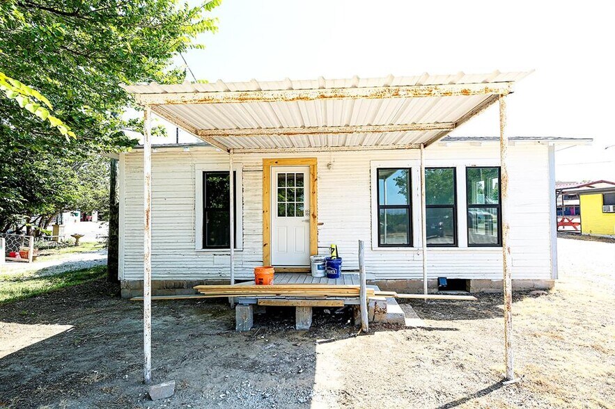 More Photos Of 410 W Wise St, Bowie Light Manufacturing For Sale