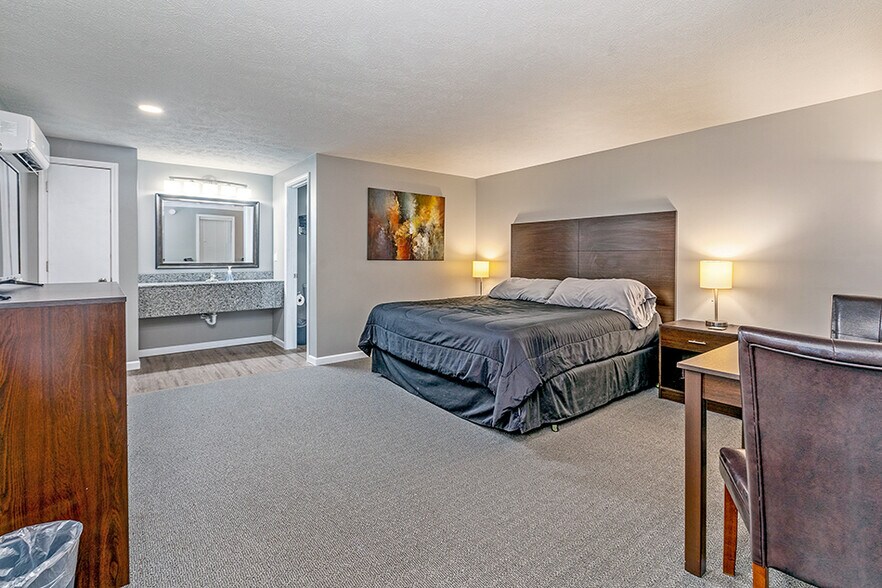 More Photos Of 18967 N US Highway 51, Elkville Mixed Retail For Sale