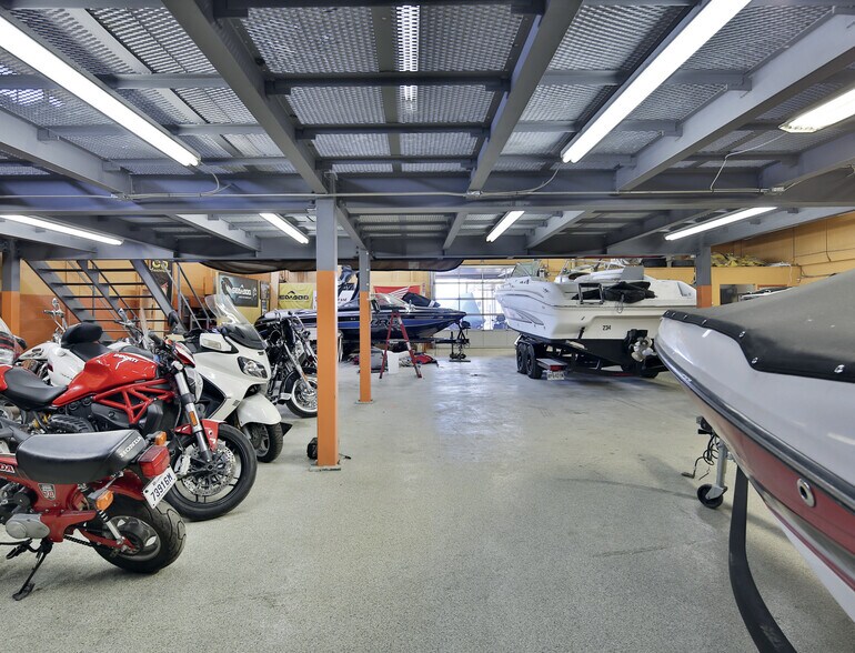 More Photos Of 700 Boul Des Laurentides, Laval Industrial For Lease