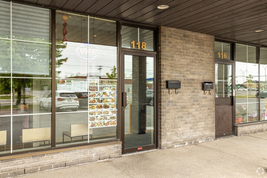 More Photos Of 100-120 Rue du Barry, Kirkland Restaurant For Lease