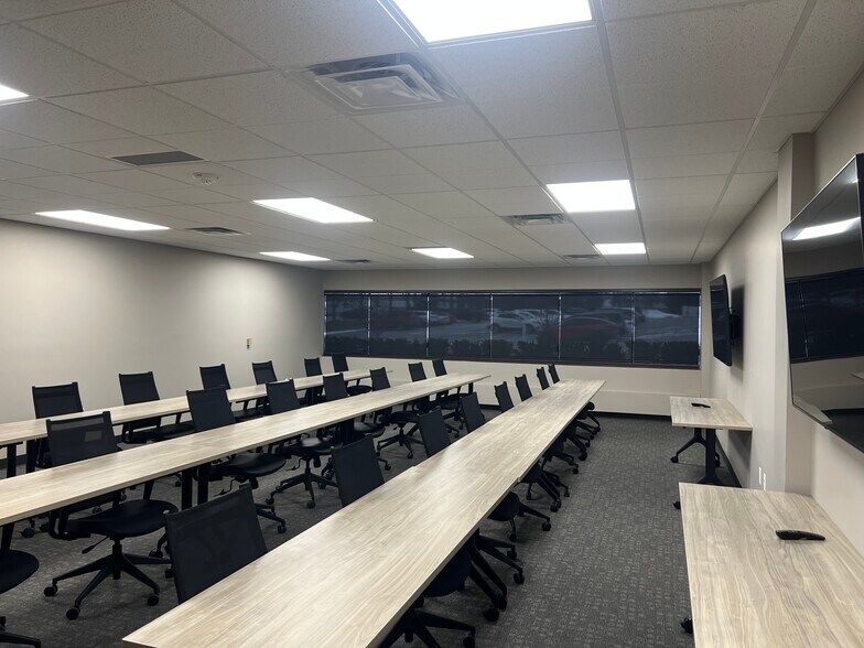 More Photos Of 5600 New King Dr, Troy Medical For Lease