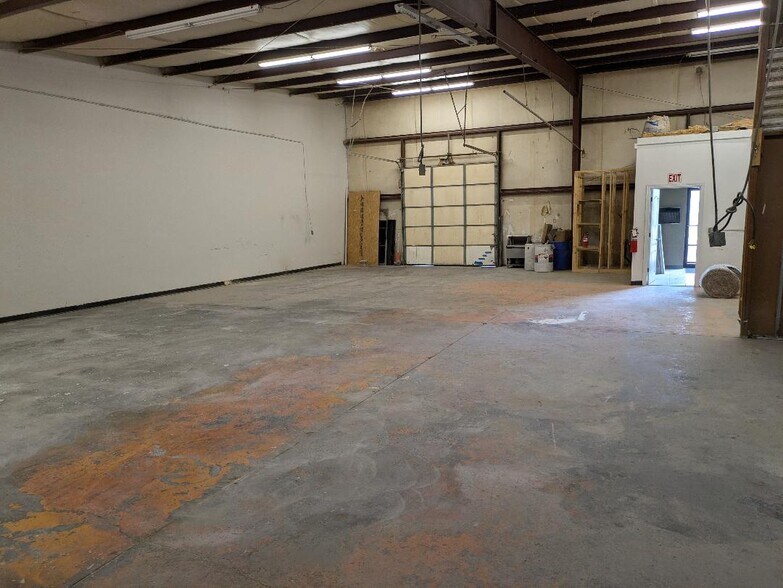 More Photos Of 2154 N Fox Hollow Dr, Nixa Warehouse For Lease