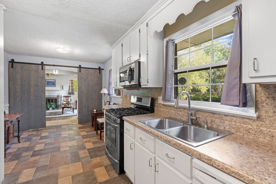 More Photos Of 104 Round Knob Rd, Lexington Office For Sale