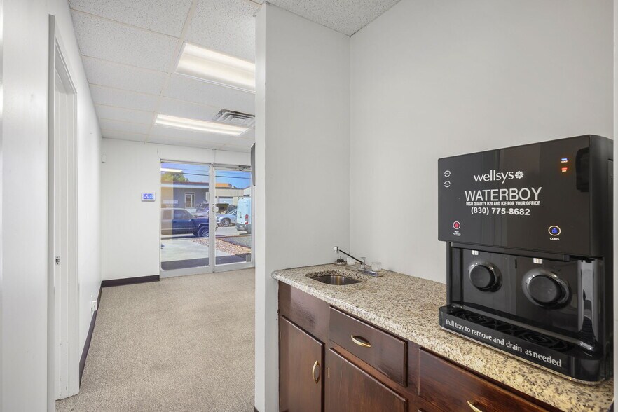 More Photos Of 8402 Speedway Dr, San Antonio Warehouse For Sale