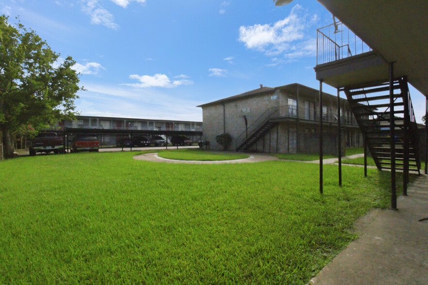 More Photos Of 3046 Golfcrest Blvd, Houston Apartments For Sale