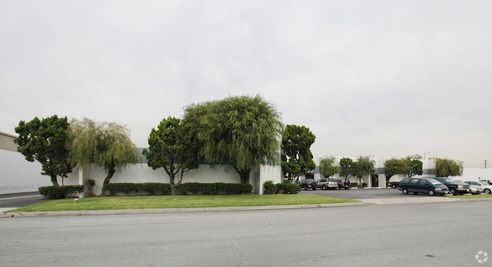 More Photos Of 13909-13929 Struikman Rd, Cerritos Warehouse For Lease