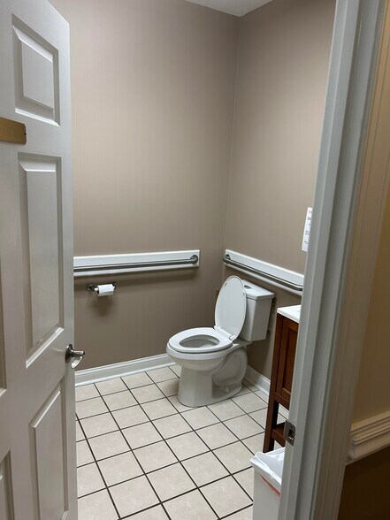 More Photos Of 501 W Butler Rd, Mauldin Office For Sale