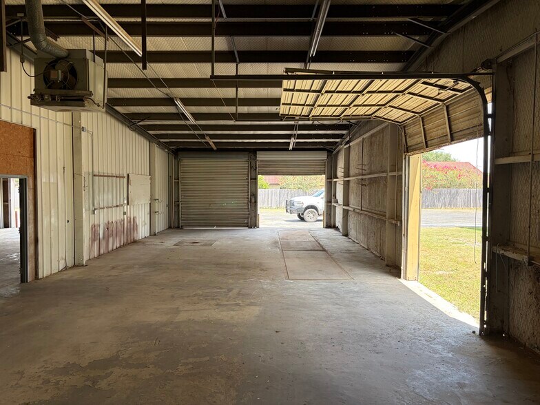 More Photos Of 803 E Mockingbird Ln, Victoria Industrial For Lease