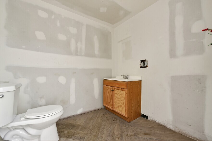 More Photos Of 521 Larimer Ave, Pittsburgh General Retail For Lease