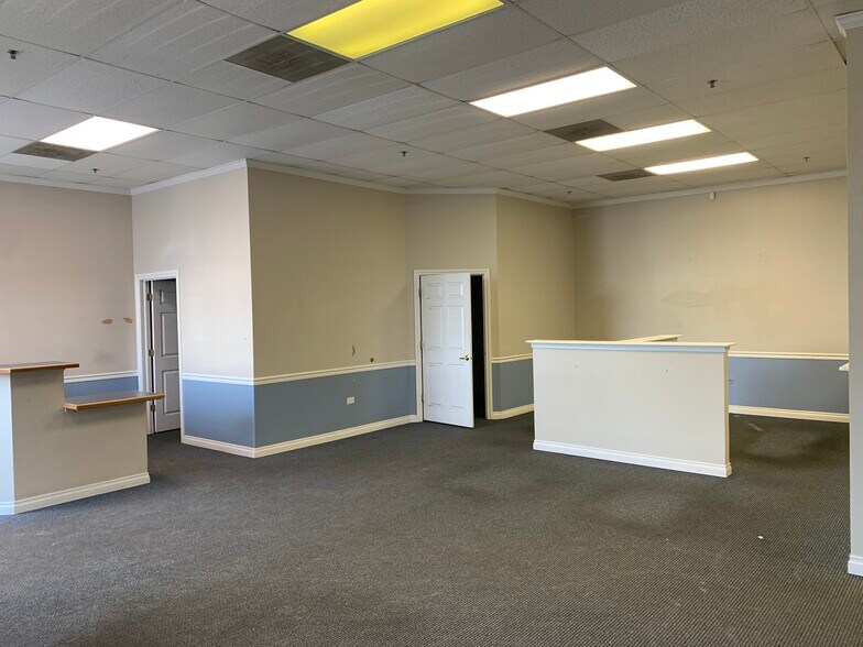 More Photos Of 546-584 S Randall Rd, Saint Charles Unknown For Lease
