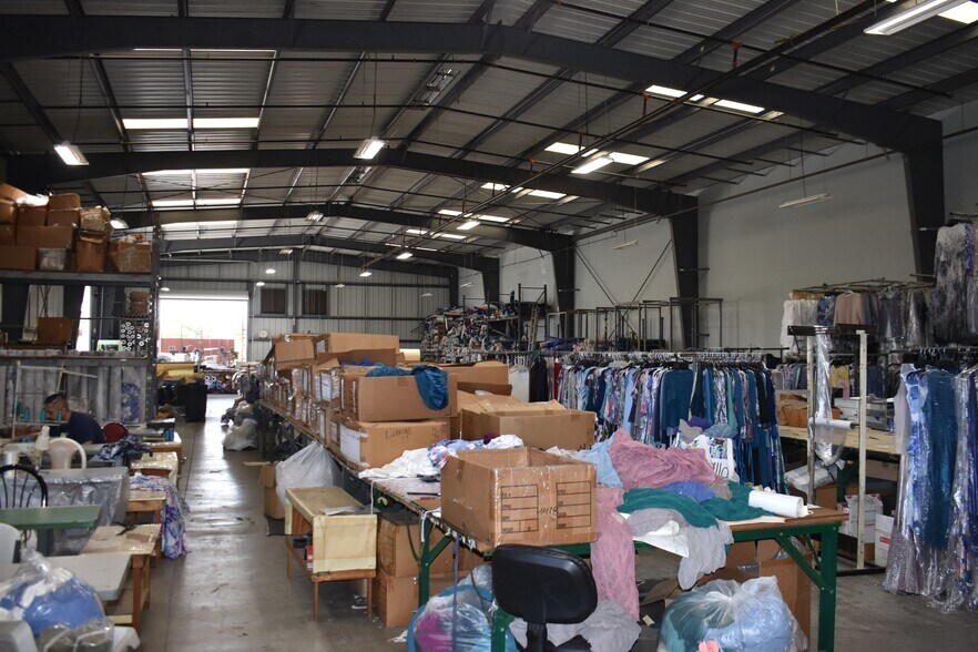 More Photos Of 7512 Maie Ave, Los Angeles Warehouse For Lease