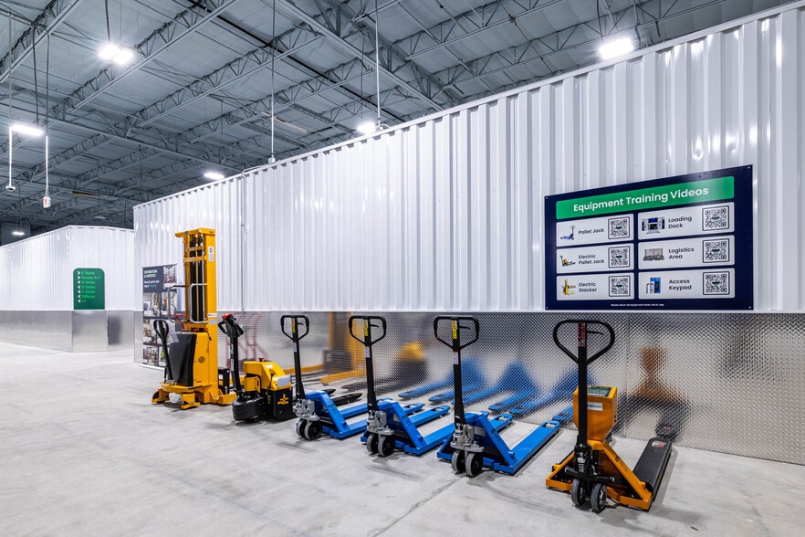 More Photos Of 700 E Plano Pky, Plano Warehouse For Lease