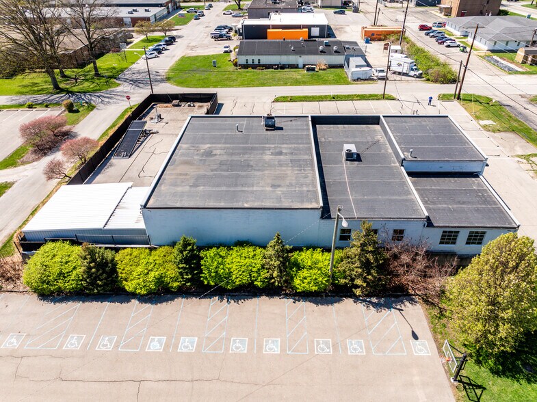 More Photos Of 5513 N Oxford St, Indianapolis Showroom For Lease