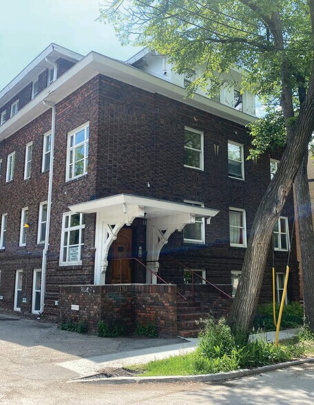Primary Photo Of 6 Roslyn Rd, Winnipeg Office For Lease