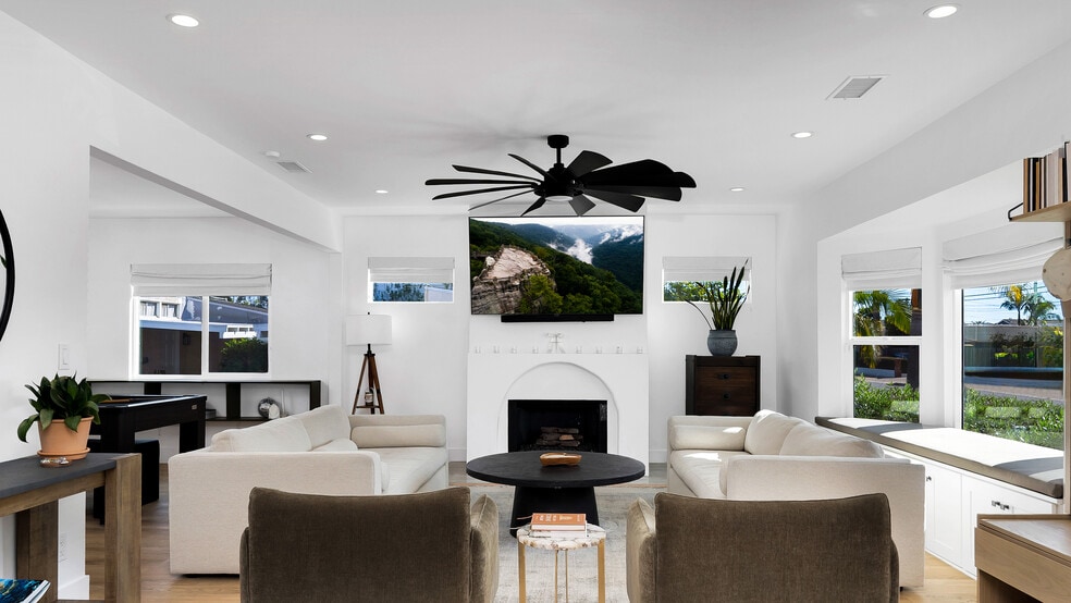 More Photos Of 308 E 18th St, Costa Mesa Shelter For Sale