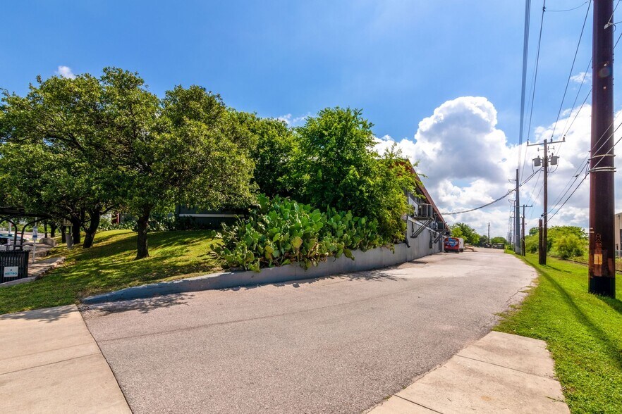 More Photos Of 2101 E Ben White Blvd, Austin Shelter For Sale