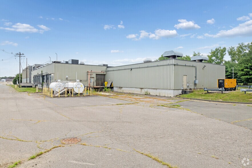 More Photos Of 92 Deerfield Rd, Windsor Unknown For Lease