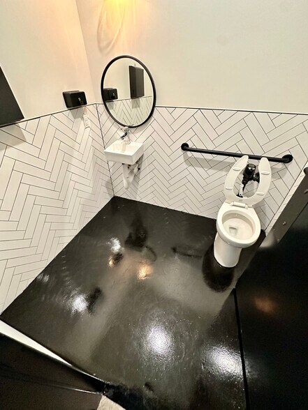 More Photos Of 801 N Broadway Ave, Oklahoma City Storefront Retail Office For Lease