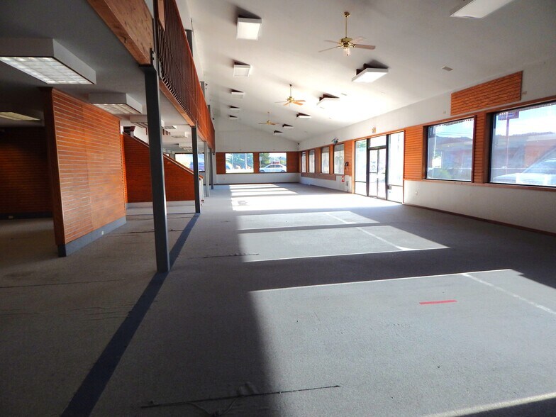 More Photos Of 330 NE Garden Valley Blvd, Roseburg Freestanding For Lease