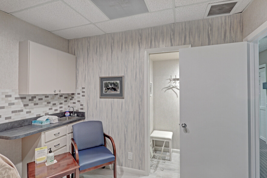 More Photos Of 3537 Forest Hill Blvd, West Palm Beach Medical For Lease