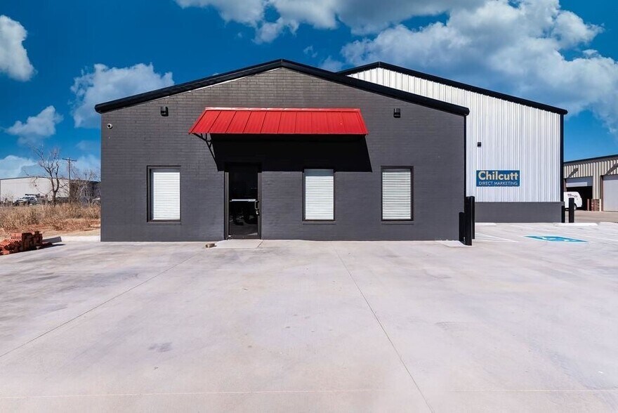 More Photos Of 417 NE 144th Pl, Edmond Light Distribution For Lease